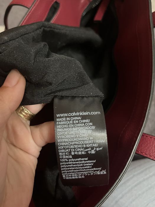 Geanta dama originala calvin klein are um mic defect am pus poza