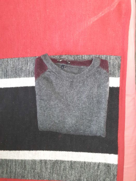 Продавам сив ангорски пуловер, размер S