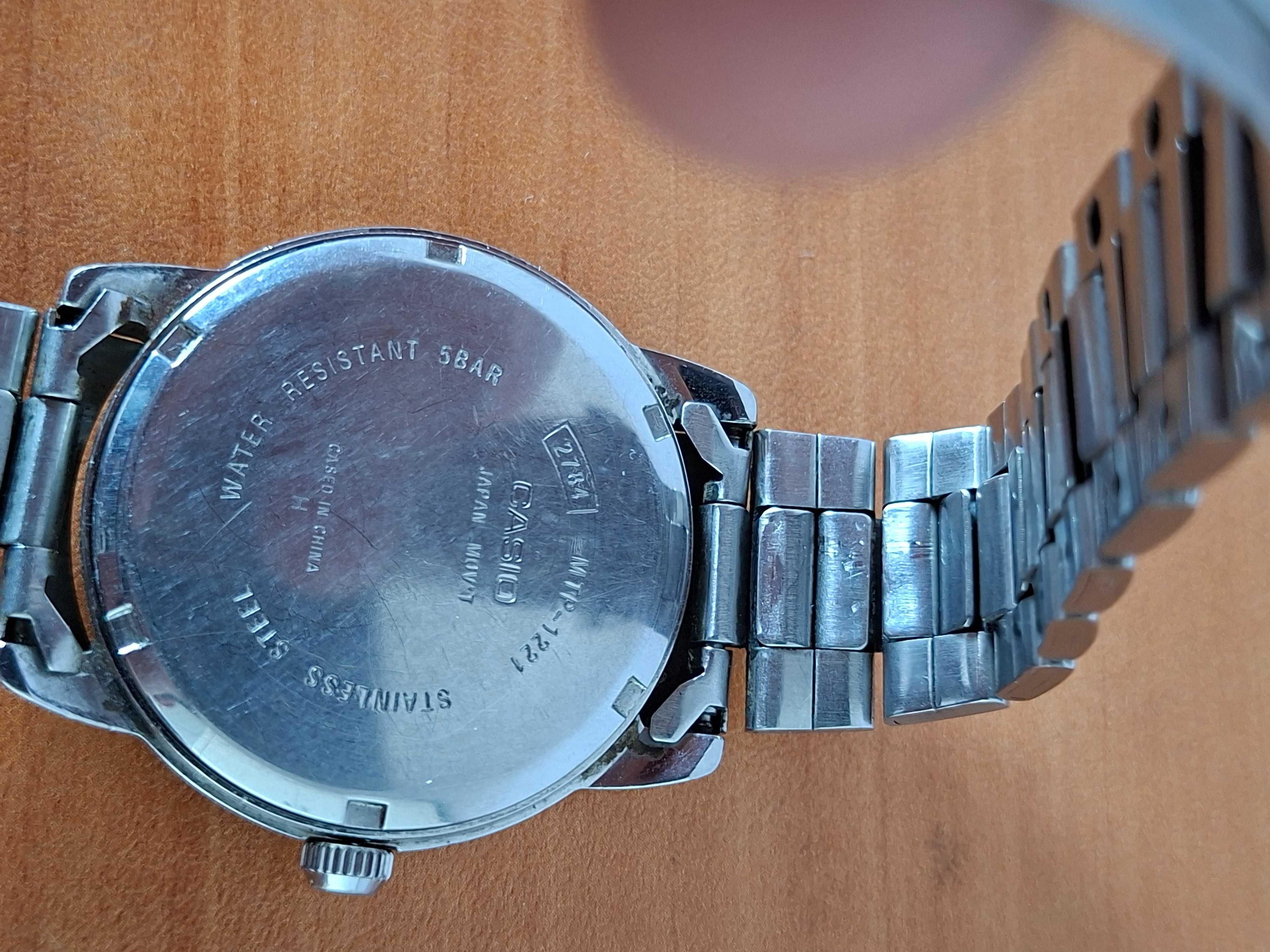 Casio мъжки часовник Collection – стилен, с метална верижка