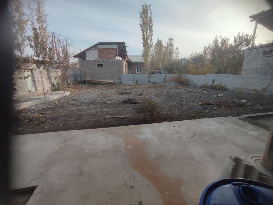 Hovli uy sotiladi 5sotixdan oshiq