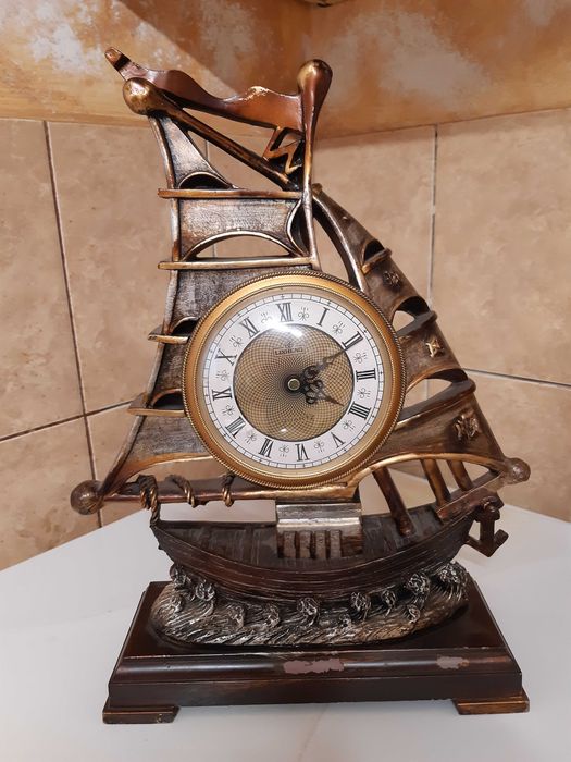 Ceasuri , glob mat nefer. si vapor din compozit, pe suporturi lemn