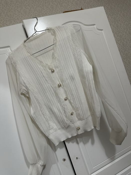 Белый трикотажный кардиган с кружевной отделкой и пуговицами под жемчу