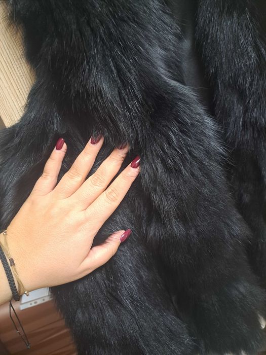 Черен дълъг косъм