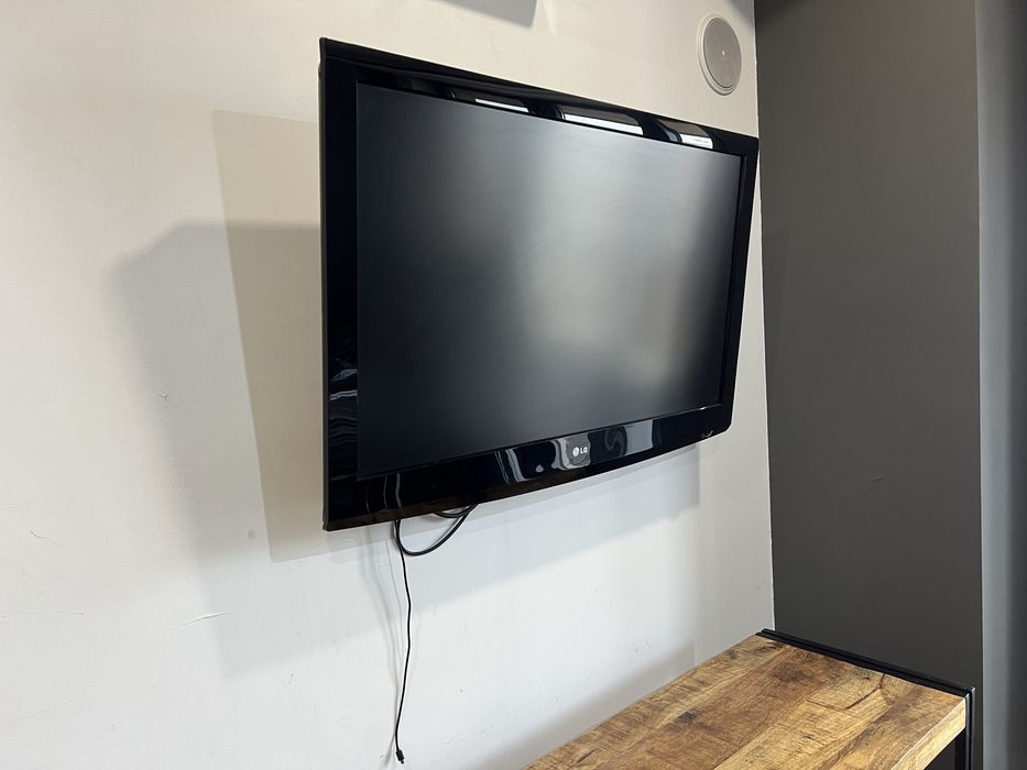 Televizor LG LED perfect functional cu suport perete