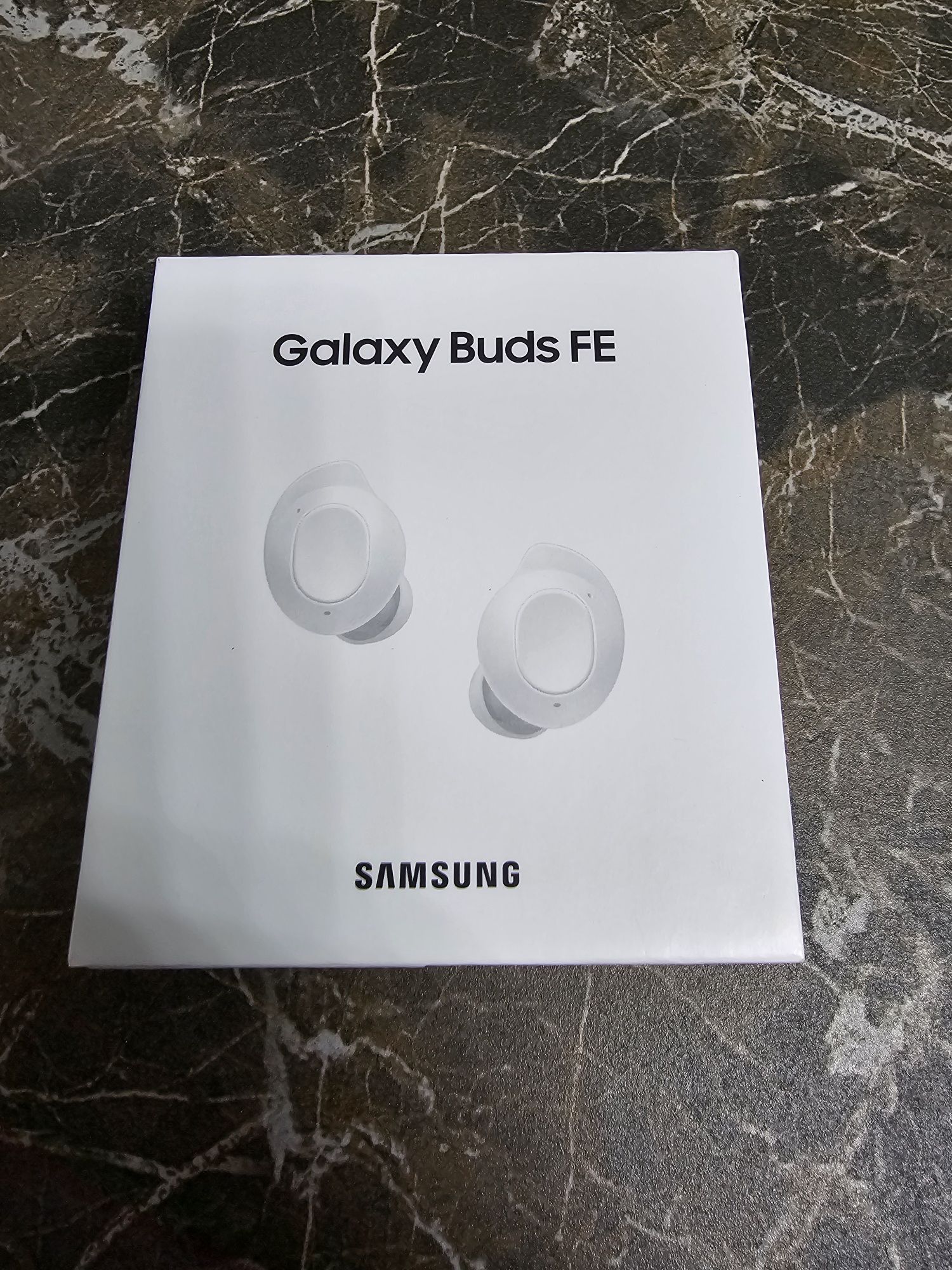 Galaxy Buds FE белые.