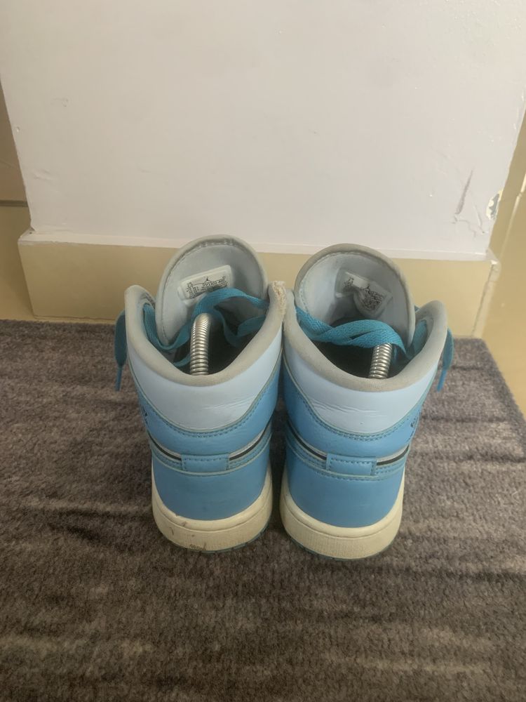 Air Jordan 1 Mid SE Ice Blue