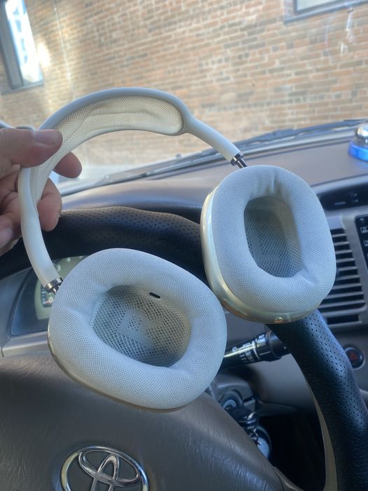 AirPods Max зарядка lighting сост отличный. Батарея держит как новый