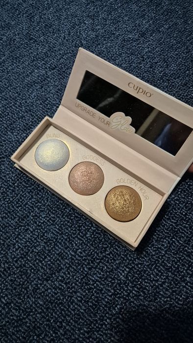 Gloss uri,palete fard si obraji