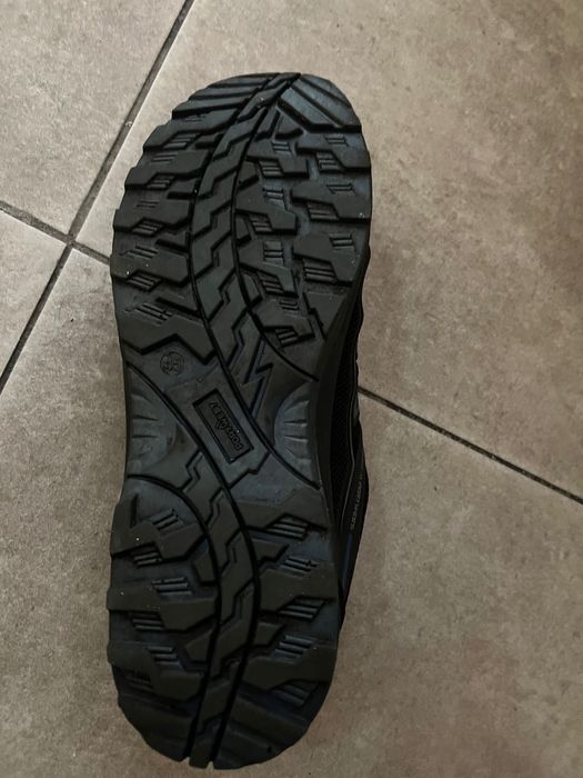 Продам безопасные рабочие ботинки .