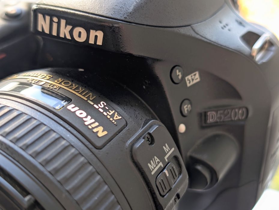 Nikon D5200 + Obiectiv Nikkor AF-S 50 mm f1.4 + 3 baterii + SD 128 GB