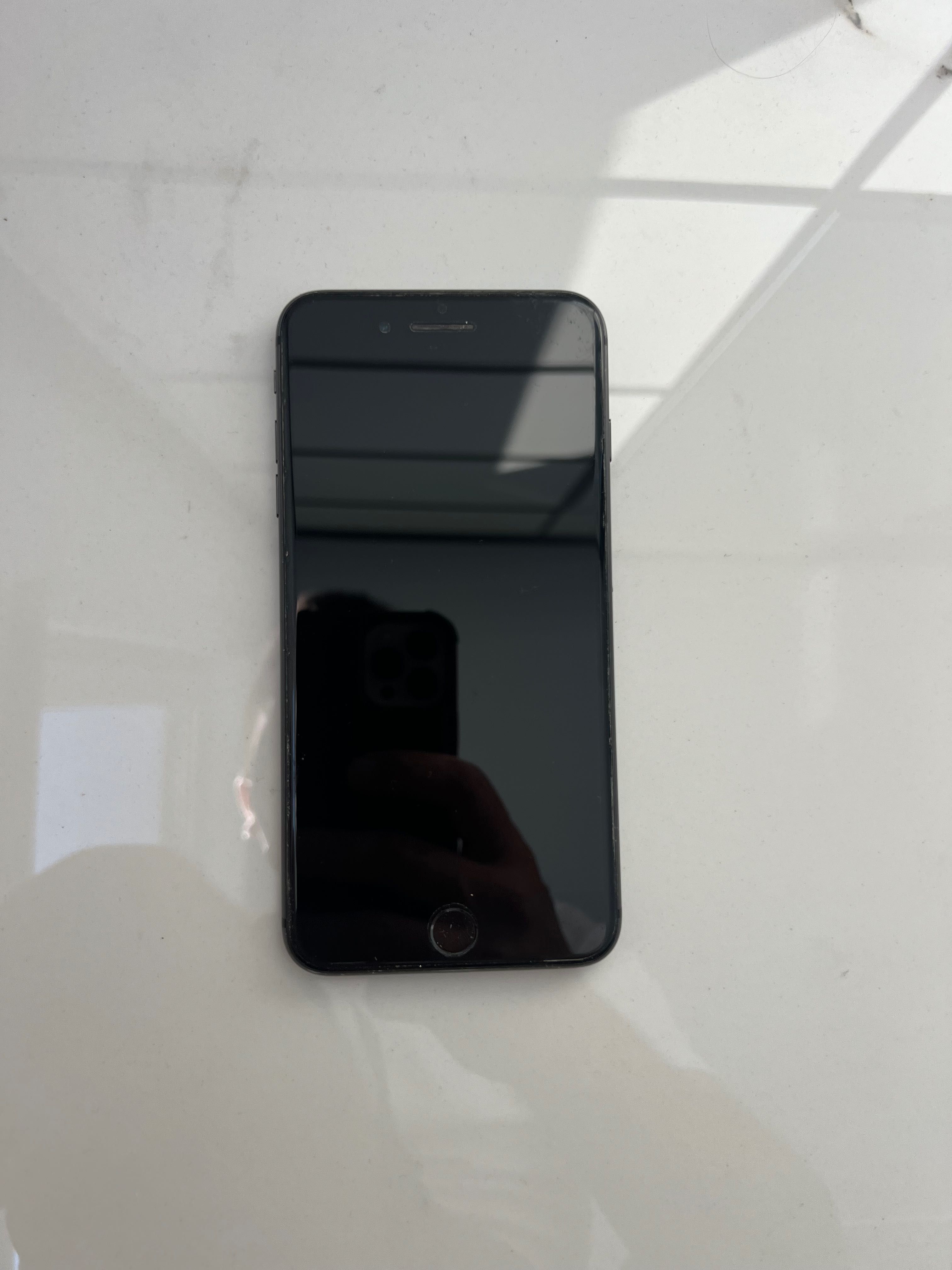 De vânzare telefon mobil iPhone 8 plus  60gigabit în stare bună