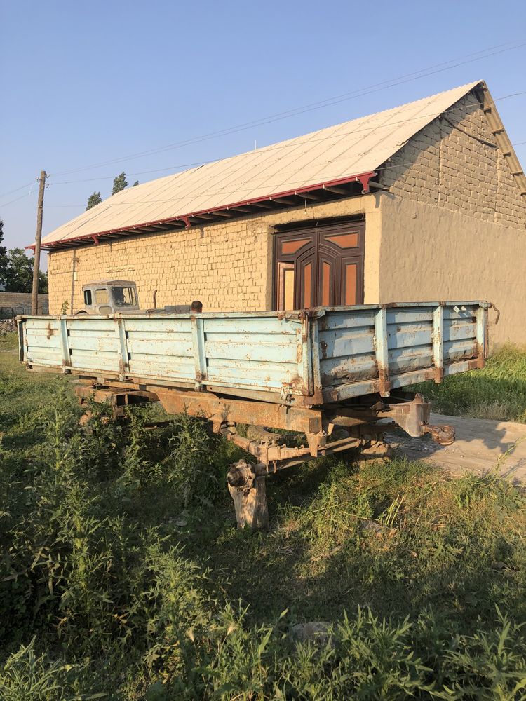 Traktor sotiladi.