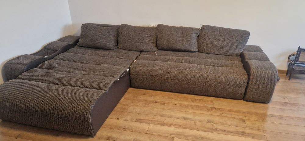 Vând colțar extensibil în stare bună.