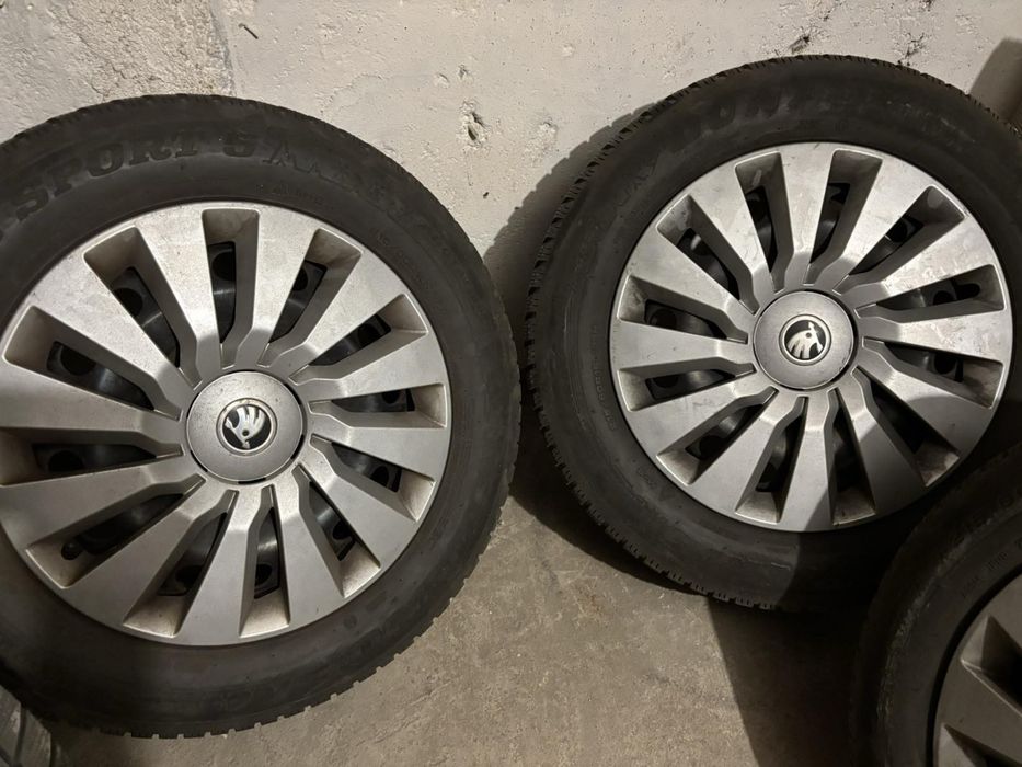 Железни джанти с гуми и тасове