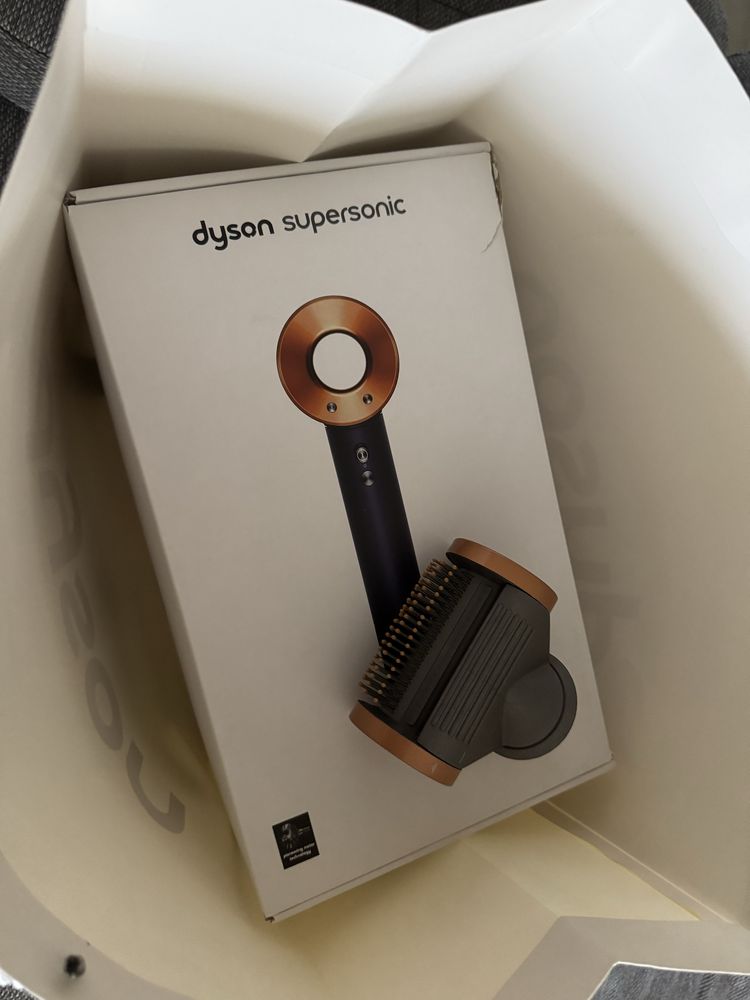 Dyson фен с насадками продам в подарок чехол и насадка с расчесткой.