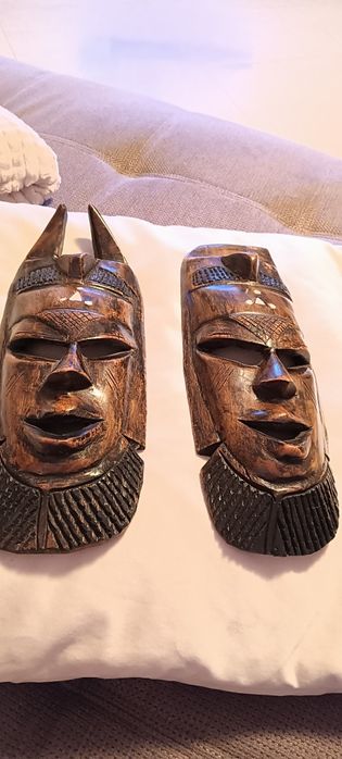 Măști africane sculptate vintage