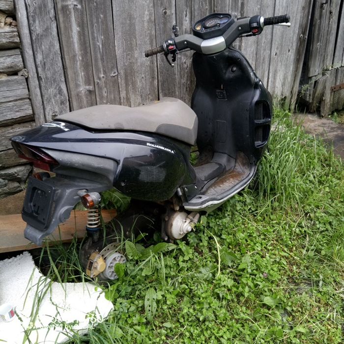 Vând scutere unu Aprilia cu probleme la pornire și unul funcțional