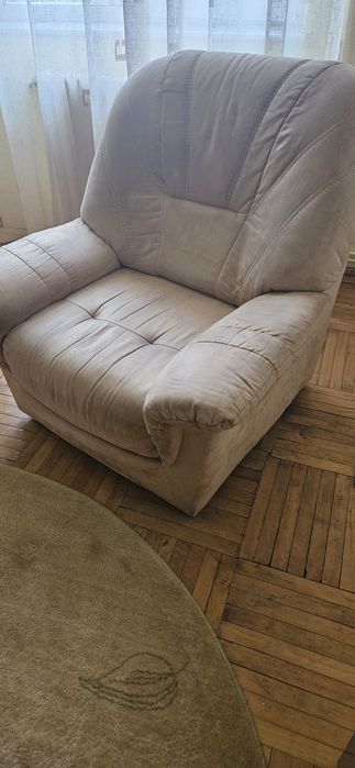Set canapea extensibilă 3 locuri + 2 fotolii , piele întoarsă bej .