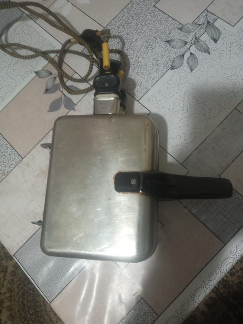 Продам советскую электрическую вафельницу