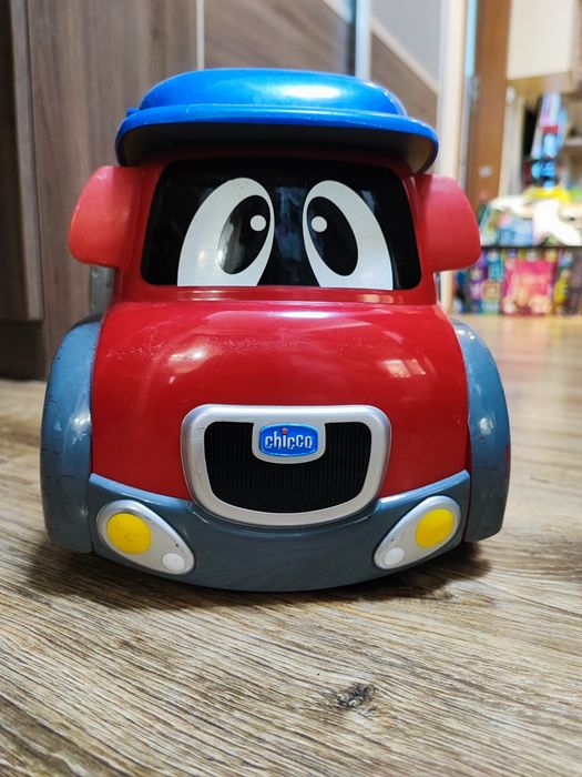 Кола за бутане с писта/автомивка Chicco
