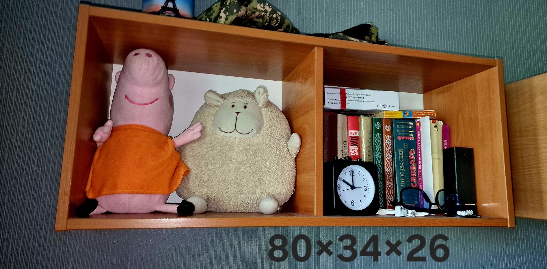 Продам настенную деревянную  книжную полку
