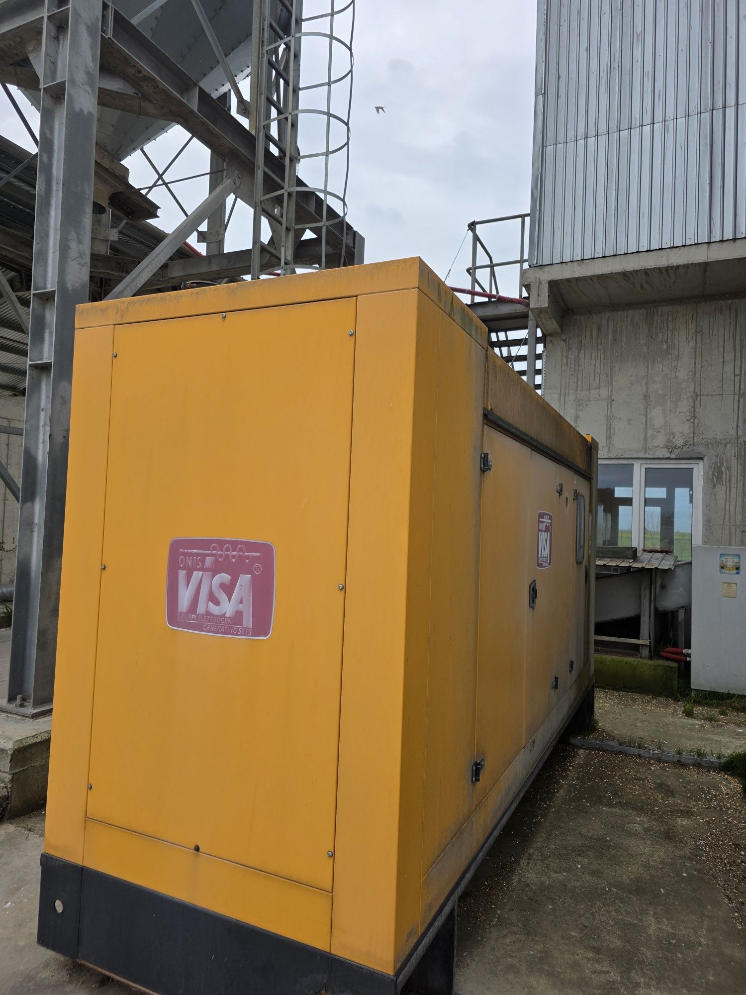 De vanzare generator de curent trifazat 300KWA/240KW cu motor diesel
