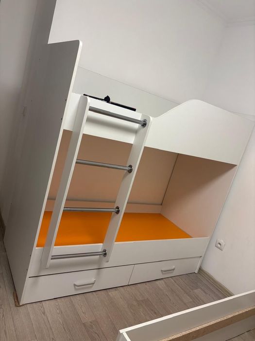 Продаю аккуратную и прочную двухъярусную кровать для детей.