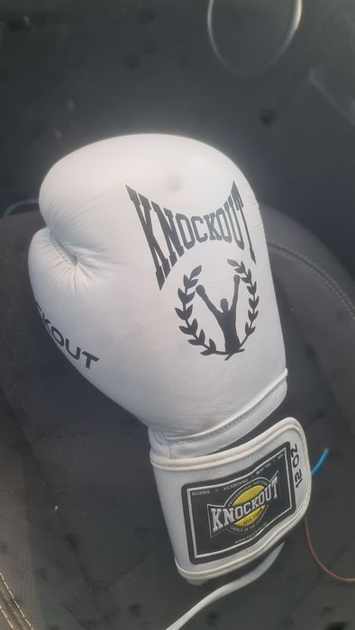 Manusi knockout noi