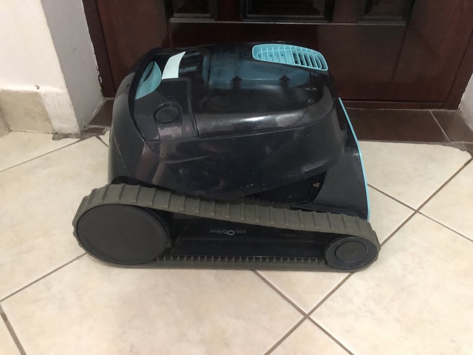 Robot aspirator piscina fara fir Dolphin Liberty 300 sau s300