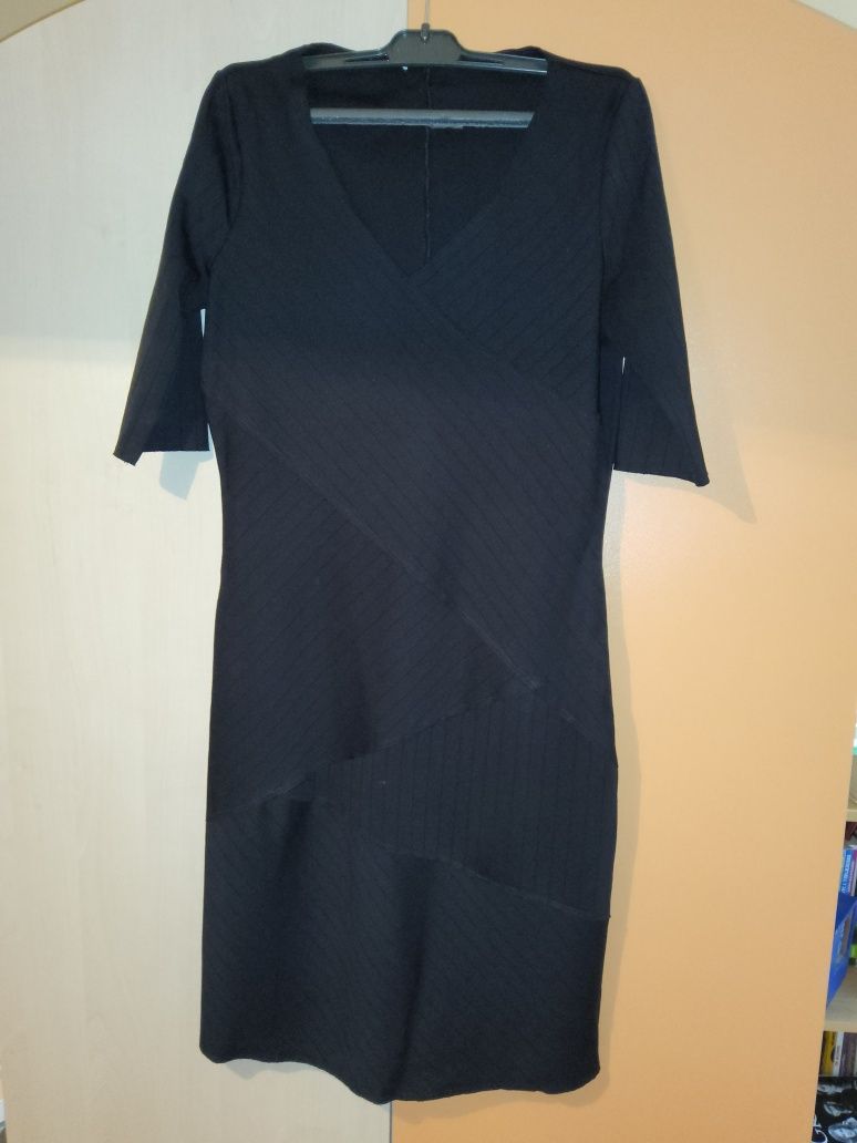 Черна рокля MANGO размер L с къс ръкав