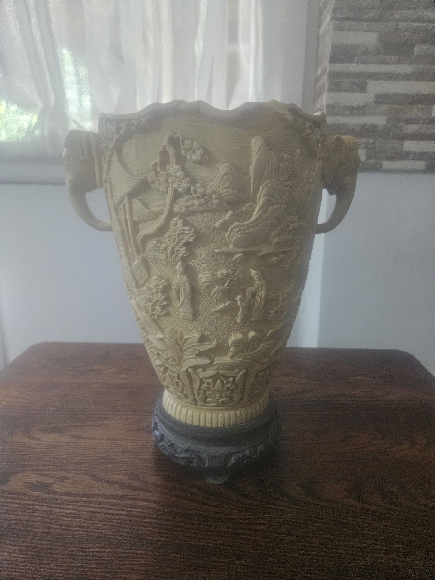 Vază asiatica vintage din rășină sculptată, mânere in formă de elefant