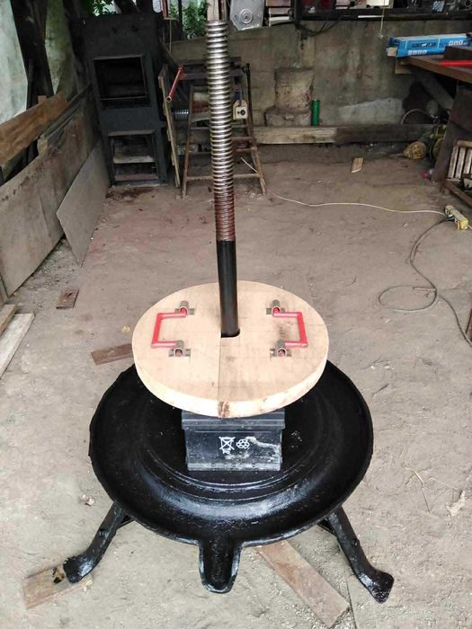 Vând presă de struguri