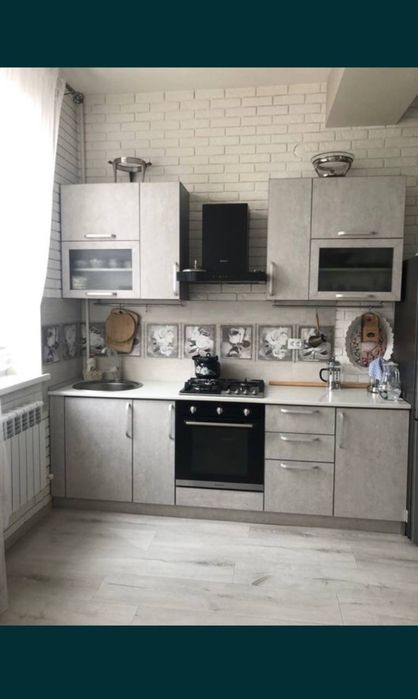 Продается кухонный гарнитур без бытовой технике . Шифонер купейный нов