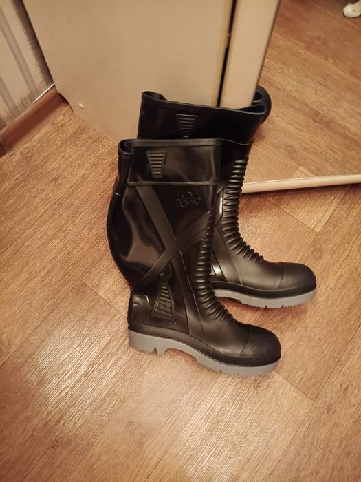 Продам резиновые сапоги