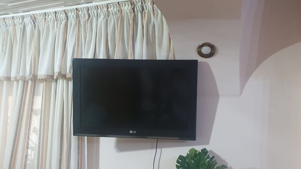 Vând TV LG LCD 82 cm.