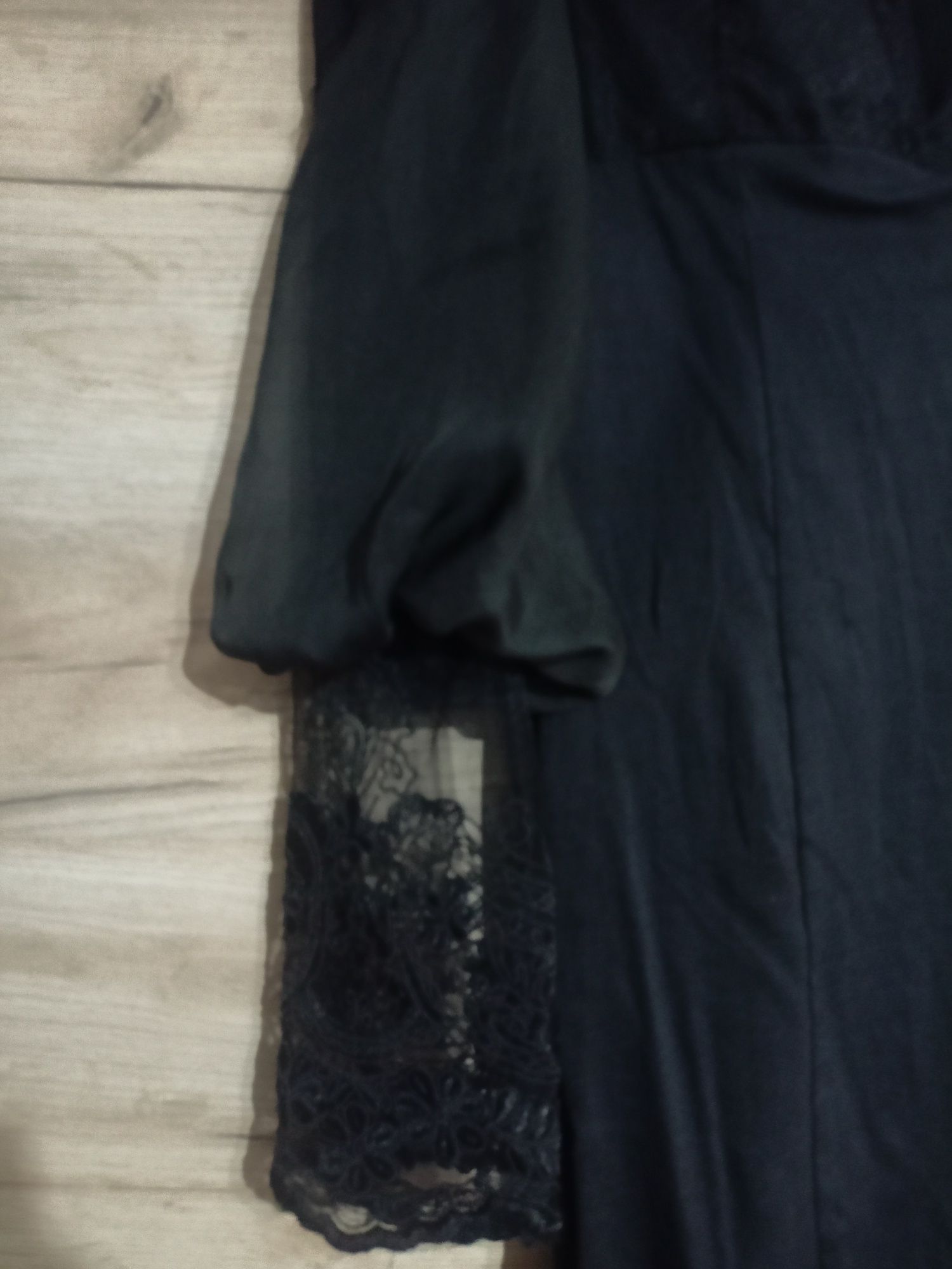 Vând rochie scurta din dantela neagra