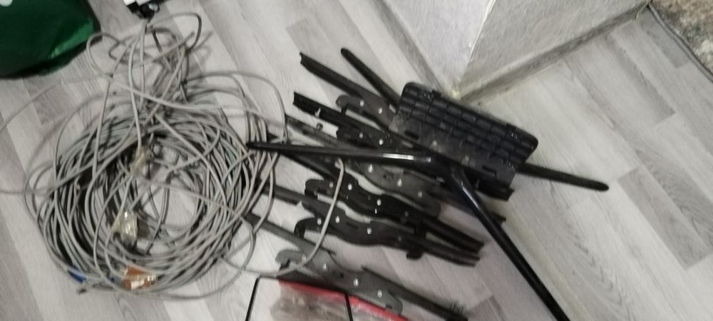 Универсальный крепёж для телевизора с кабелем — подойдёт для автобуса,