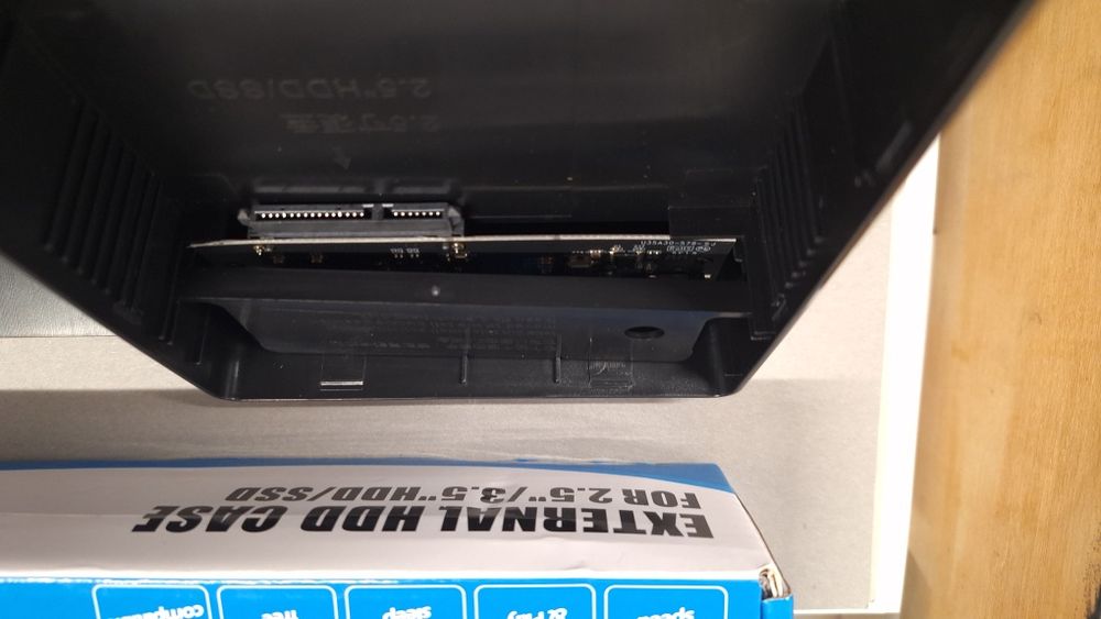 Продавам кутия за 2.5" (3.5") хард диск