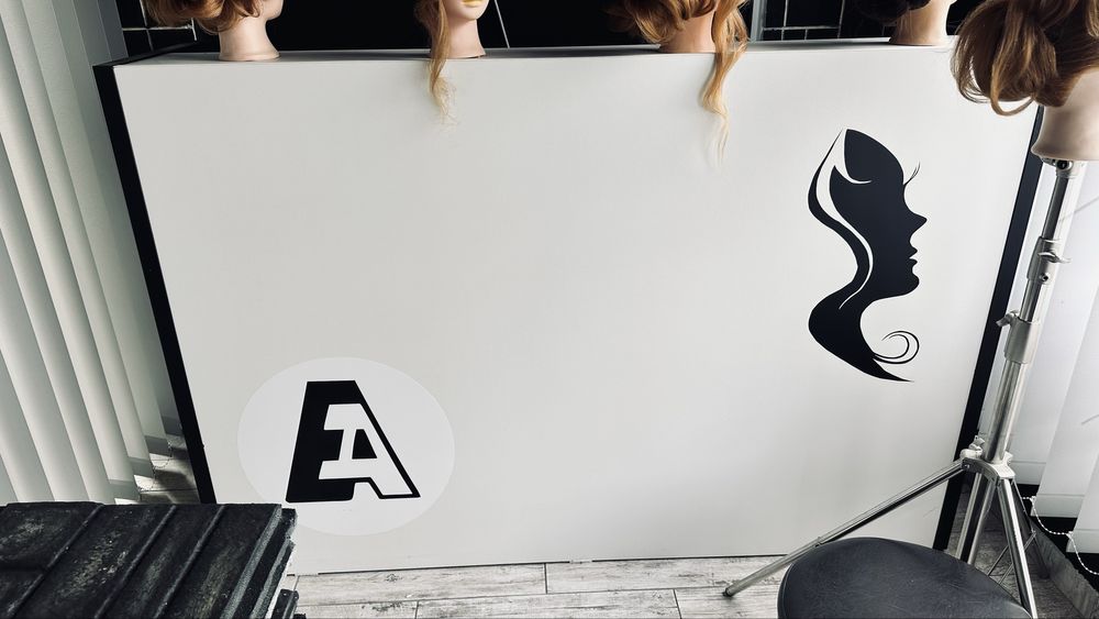 Receptie,scaun coafor,masuta,raft produse wella