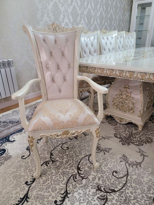 Цехдан жозибакор (хуррам) стол ва стуллар