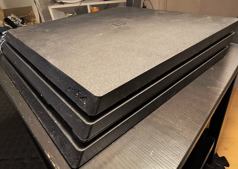 PS4 PRO 4K 1Tb + 2 controllers