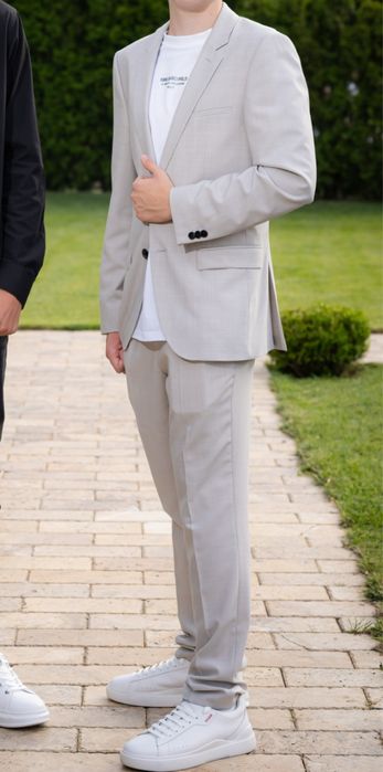 Costum HUGO marimea 44 purtat o singura data la banchet