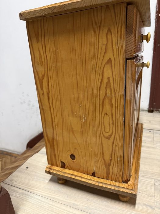 Нощно шкафче дърво