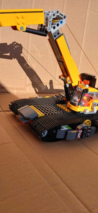 Лего багер с уникални двуредови вериги.