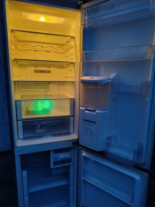 Vând frigider, combina frigorifica LG