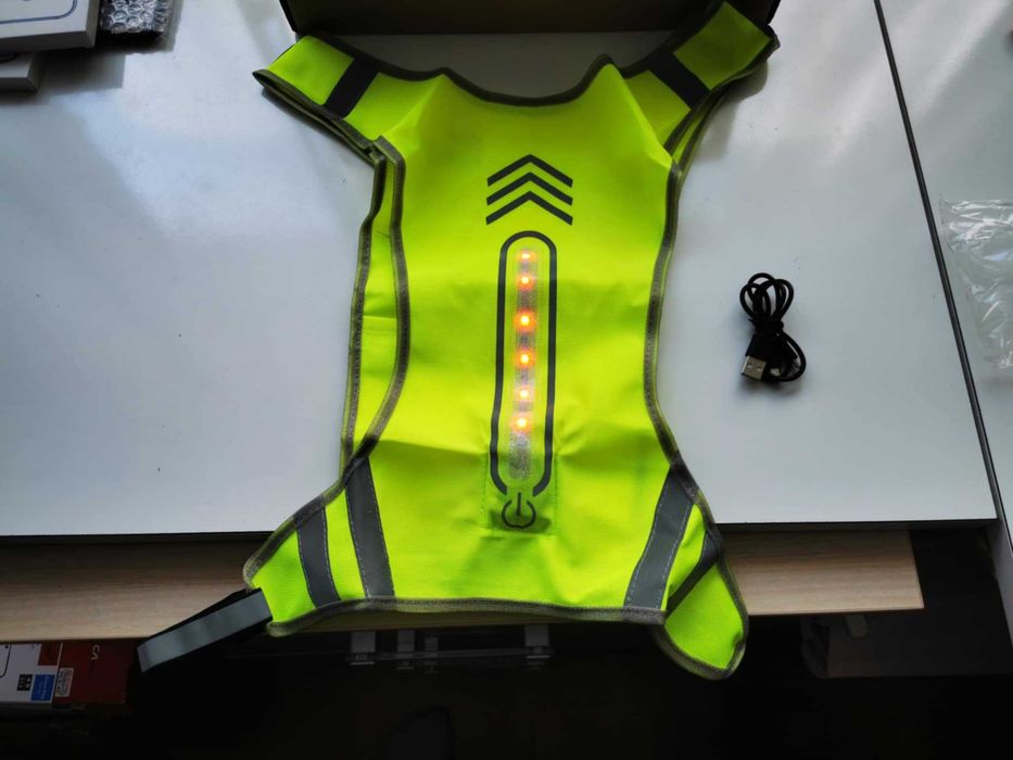 Vesta reflectorizanta cu lumina LED reincarcabila bicicleta / alergat