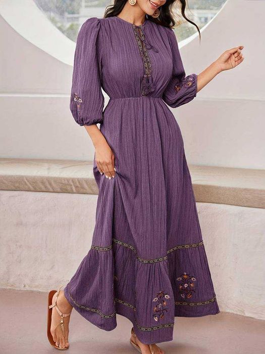 Лилава рокля с дълъг ръкав и цветни бродерии