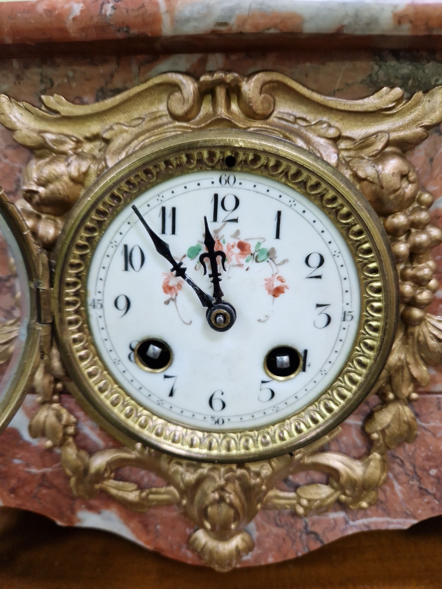 Прекрасен антикварен колекционерски френски каминен часовник