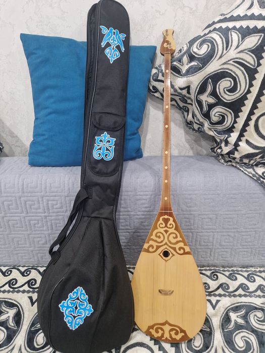 Домбыра с чехлом