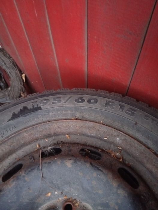 Vand 4 anvelope de iarna Continental 195/60 R15 cu jante din tabla
